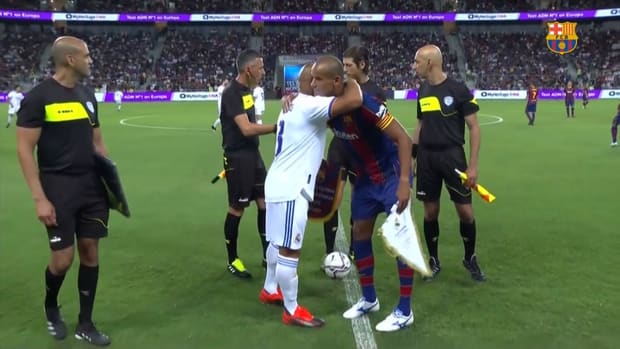 Highlights: Barcelona Legends 2-3 Real Madrid Leyendas